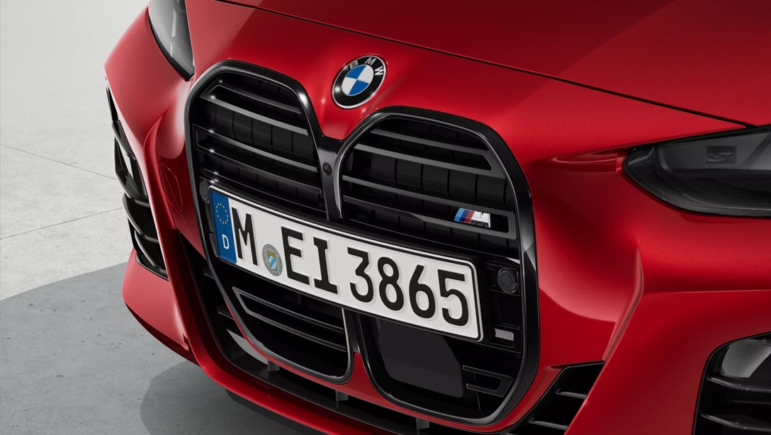 Vue de la BMW Série 4 sur fond noir, mettant en avant son design sportif