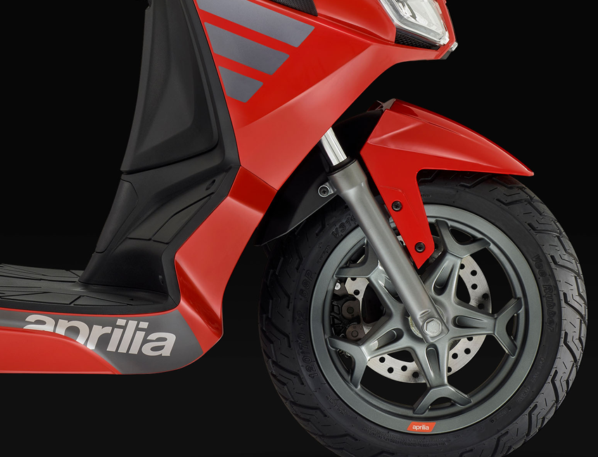 Vue latérale du Aprilia SXR 50 en stationnement