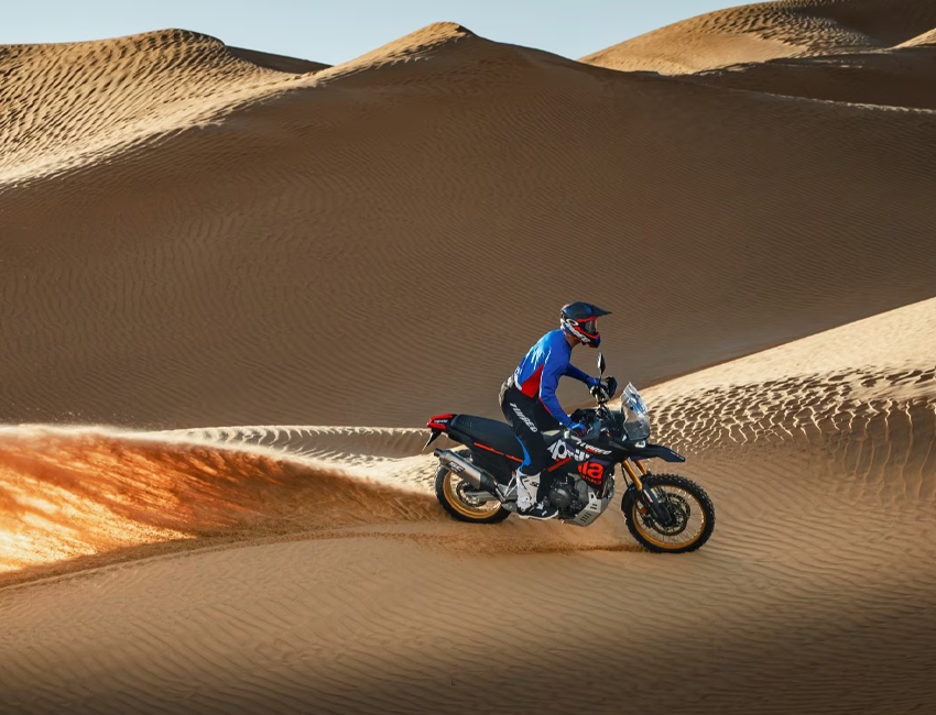 Aprilia Tuareg traversant un paysage montagneux