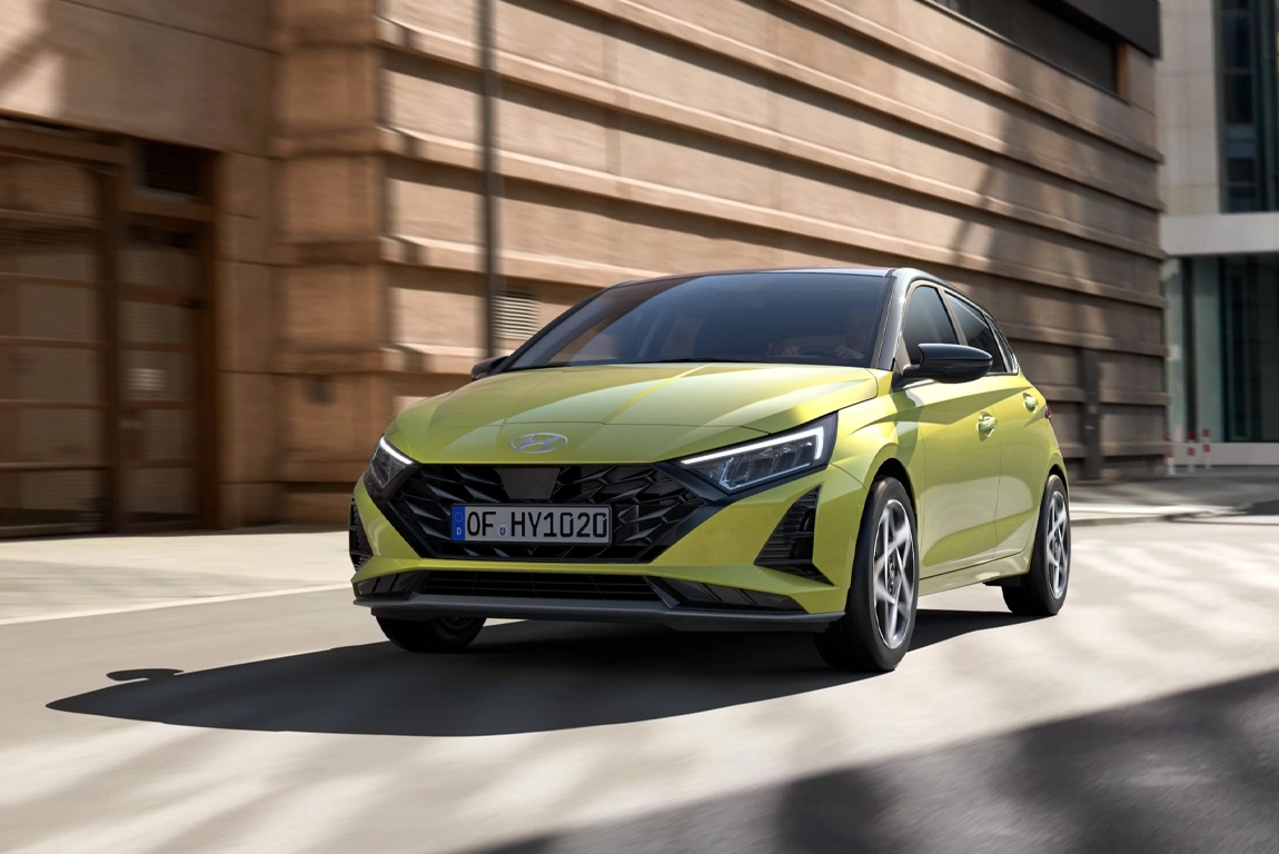 Profil latéral de la Hyundai i20 essence en extérieur