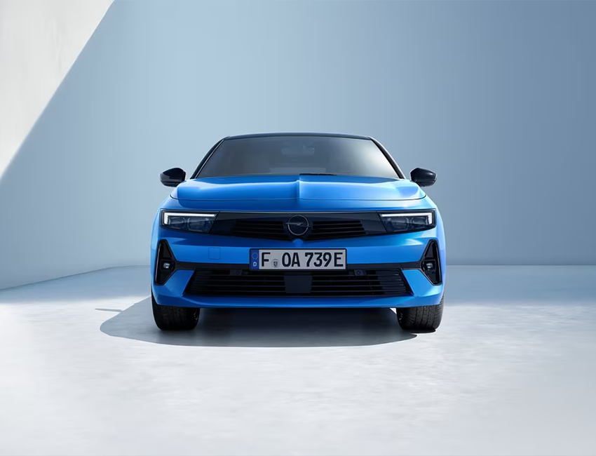 Vue avant de l’Opel Astra Sports Tourer sur fond noir