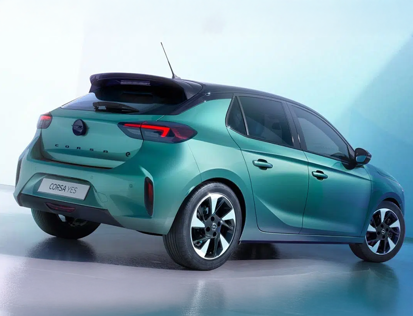 Vue arrière de l’Opel Corsa garée devant un immeuble moderne