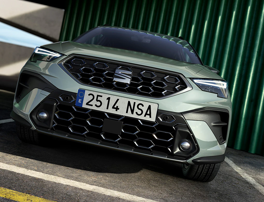 Face avant du Seat Arona 2026 avec feux LED allumés