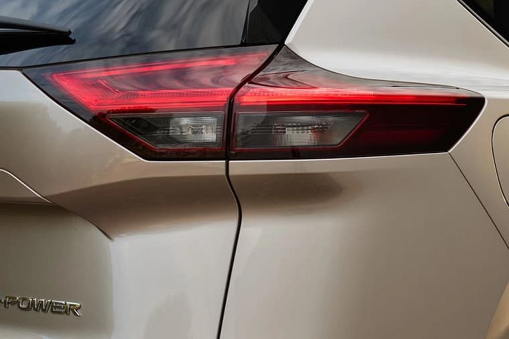 Vue arrière du Nissan X-Trail Hybride rechargeable en mouvement